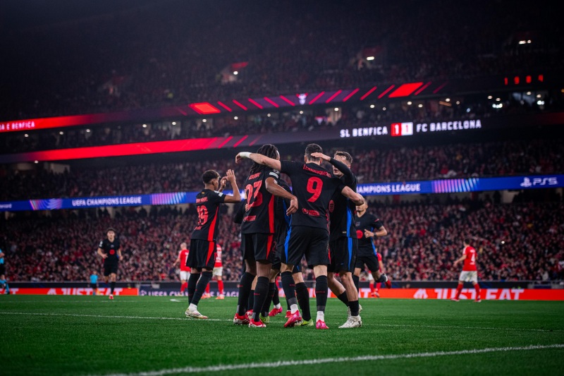 Loạt khó khăn của Barcelona sau cú ăn ba