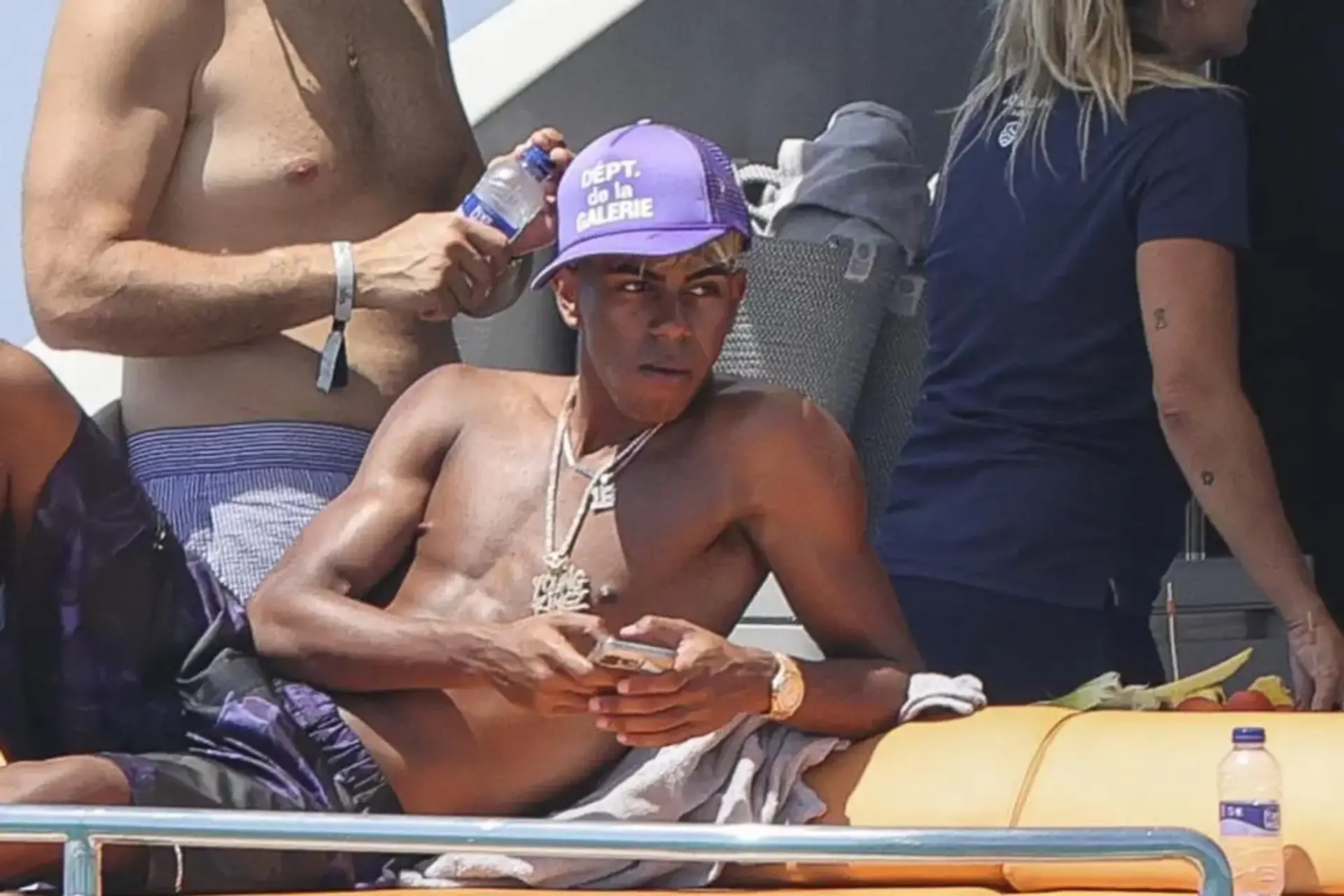 Lamine Yamal dính nghi vấn hẹn hò Nicki Nicole